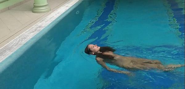  Tiffany Tatum shows hot ass underwater